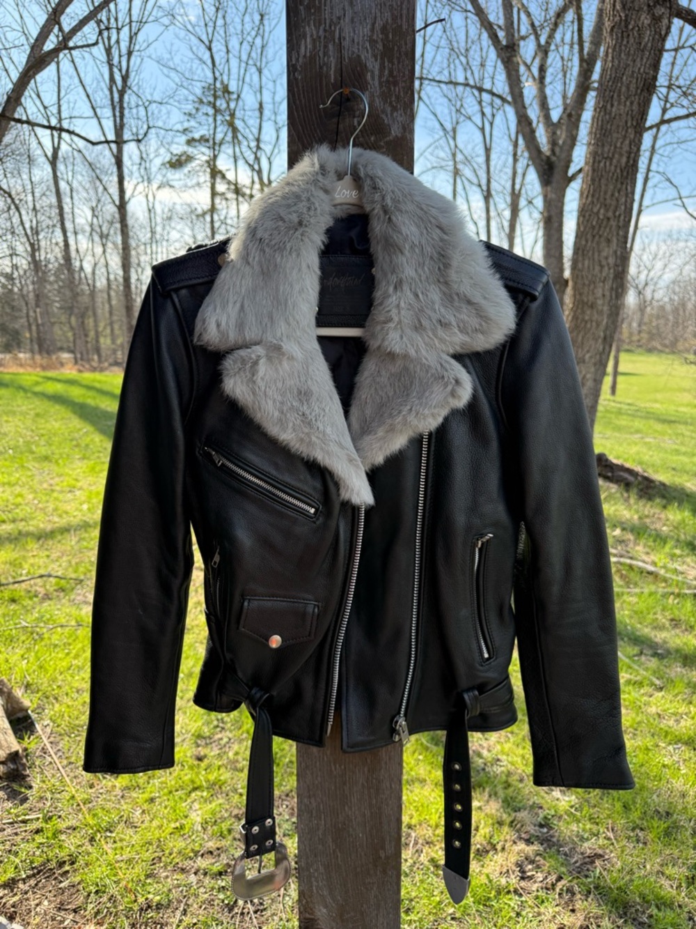 Understated Black Leather Moto Jacket with Light Gray Fur Collar